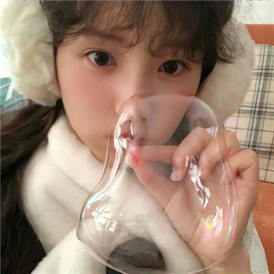 与一位女士合影